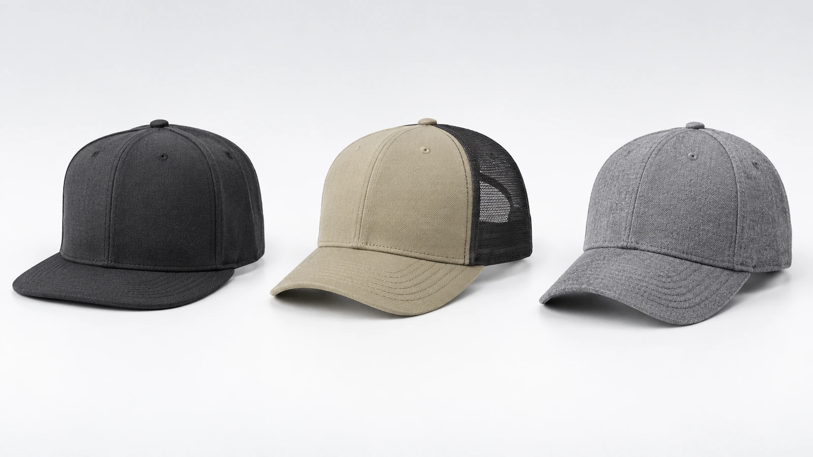 Drei einfache Caps nebeneinander: eine Fitted-Cap mit hohem Kopfteil und flachem Schirm, ein Trucker mit Netzrücken und mittlerem Profil und eine formstabile 6-Panel-Cap ohne jeden Markenaufdruck