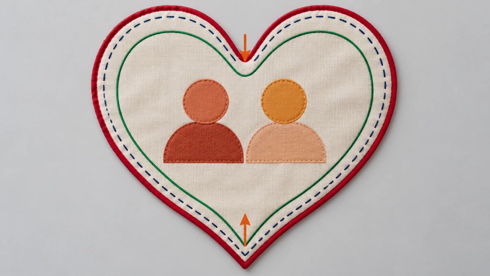 Flaches Herzkissen-Panel mit einer durchgezogenen äußeren Schnittlinie, einer gestrichelten Nahtlinie und einer inneren Sicherheitszone, die am Einschnitt und an der Spitze weiter nach innen gezogen ist