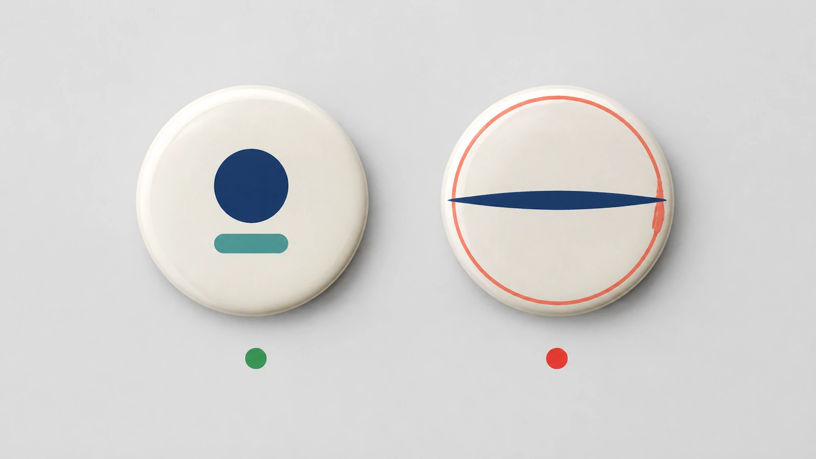 Zwei runde Buttons im Vergleich: Links sitzt ein kompaktes, gestapeltes Emblem zentriert mit großzügigem Rand und einem grünen Punkt darunter; rechts laufen eine breite horizontale Form und ein dünner Randring in die Wölbung, mit einem roten Punkt darunter
