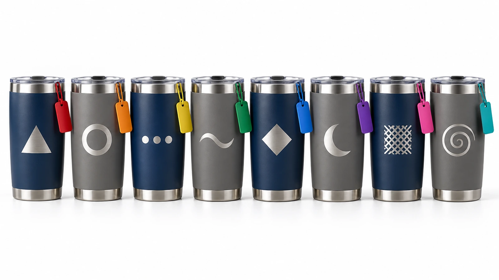Reihe matter Edelstahl-Tumbler, jeder mit einer anderen abstrakten Gravur und einem passenden farbigen Anhänger, die ein einzigartiges Design pro Empfänger zeigt