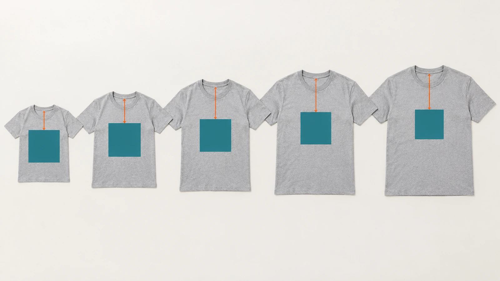 Reihe gefalteter T-Shirts von klein bis extragroß mit gleich großem Druckblock, Pfeile messen den Abstand von der Kragennaht nach unten