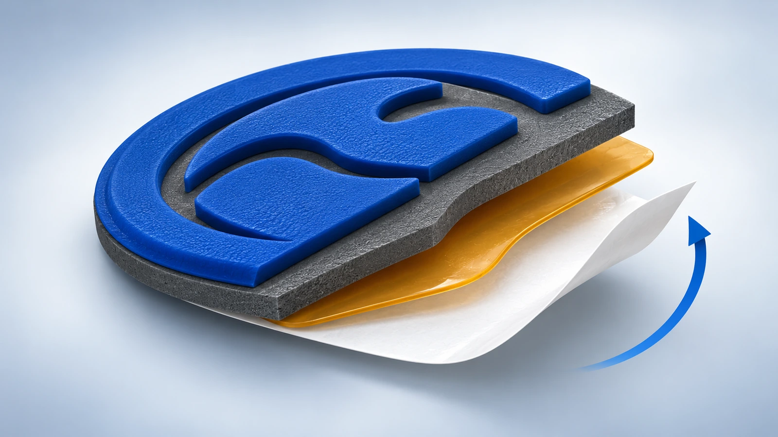 Querschnitt eines Weich-PVC-Gummipatches mit erhabener Logoschicht, Basis, Klebstoffschicht und abgelöstem Trennliner