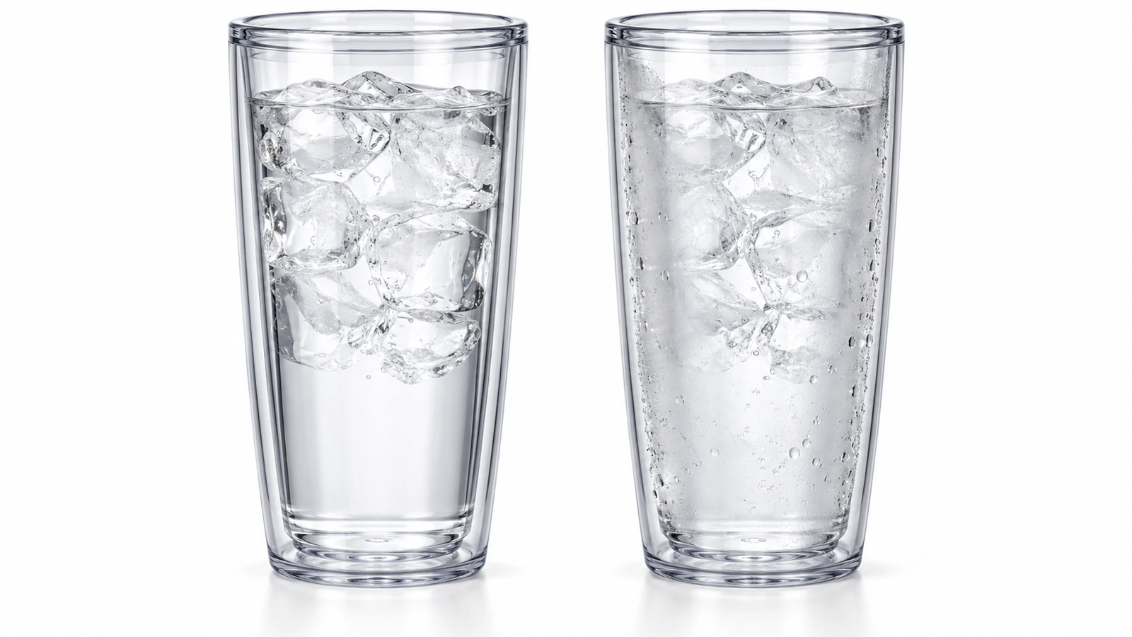 Zwei klare doppelwandige Tumbler nebeneinander, einer völlig klar und einer mit einem trüben, beschlagenen Band und sichtbaren Tröpfchen zwischen Innen- und Außenwand