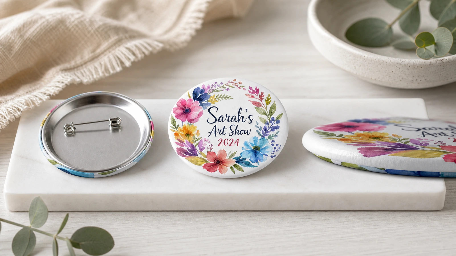 Nach Motiv sortierte, für den Versand verpackte und für eine Nachbestellung dokumentierte individuelle Ansteckbuttons