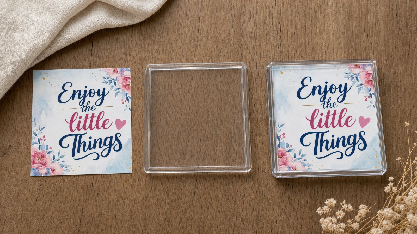 Einlage mit Blumenmotiv-Zitat, leerer klarer Rahmen und fertig montierter Rahmen auf einem Tisch