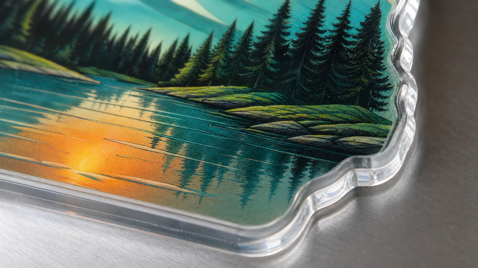 Nahaufnahme eines Motivs mit See und Wald innerhalb eines klaren Acrylrands