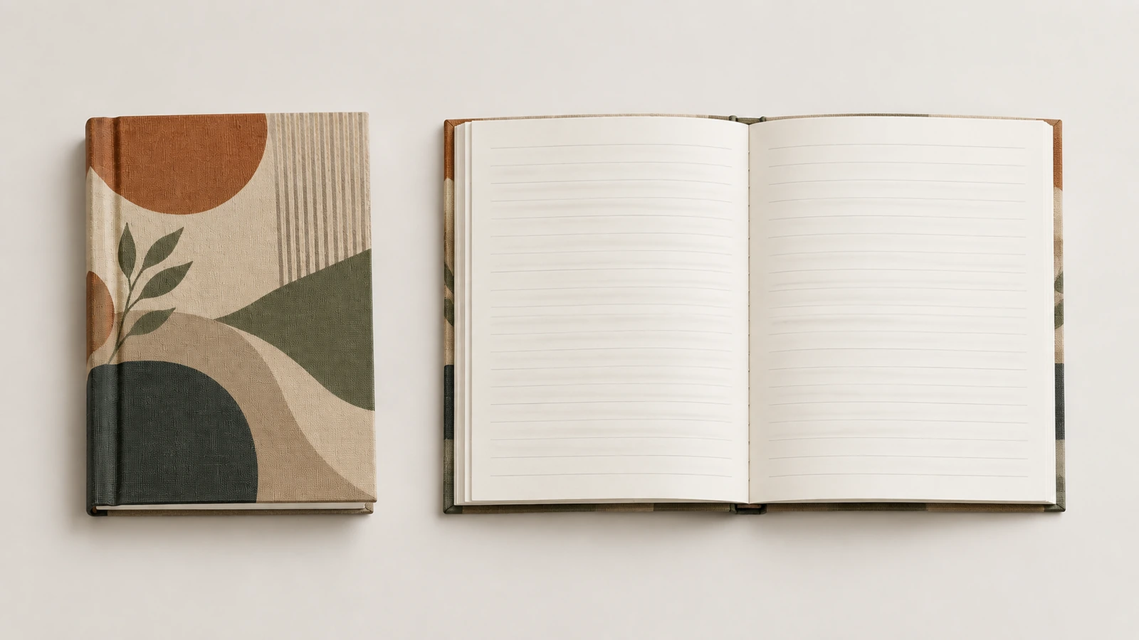 Gemusterter Einband und liniertes Innenleben Beispielhaft: geschlossenes gemustertes Notizbuch neben einem aufgeschlagenen liniierten Notizbuch auf heller Oberfläche