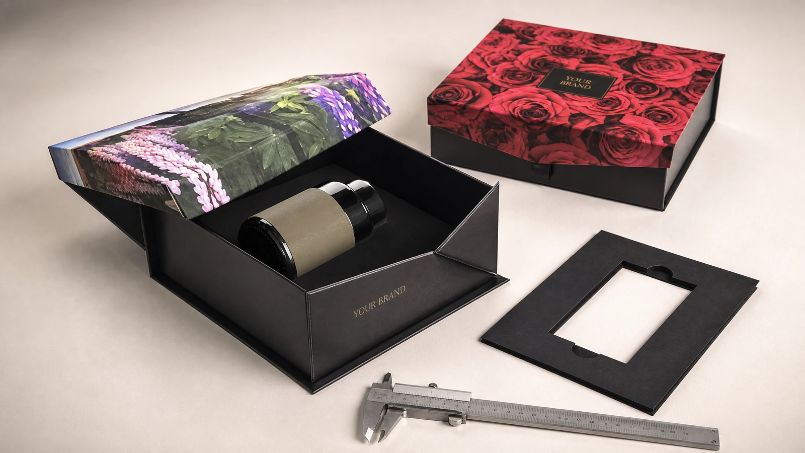 Blumenmuster-Konzepte für Geschenkboxen im Schubladenstil Veranschaulichende Geschenkboxen im Schubladenstil mit Blumenmuster, einschließlich einer offenen Schale mit Flascheneinlage