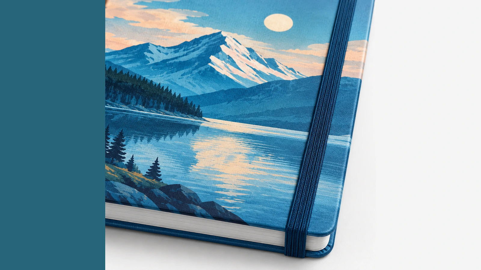 Illustration: Nahaufnahme eines bedruckten Einbands mit Bergsee-Motiv, blauem Gummiband und Buchblock