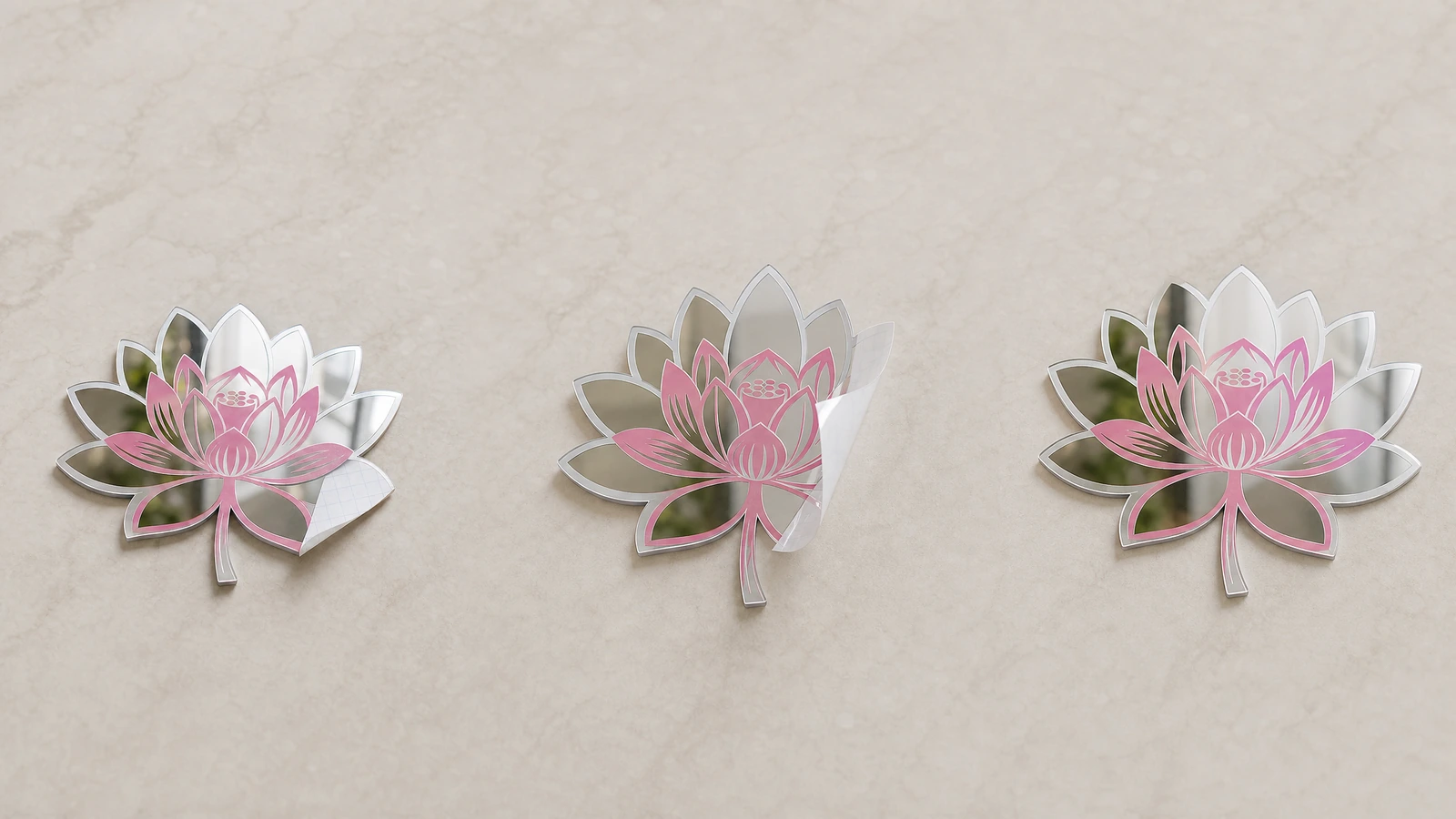 Lotus-Spiegeldekore in drei Größen Drei lotusförmige Spiegeldekore in verschiedenen Größen an einer hellen Wand