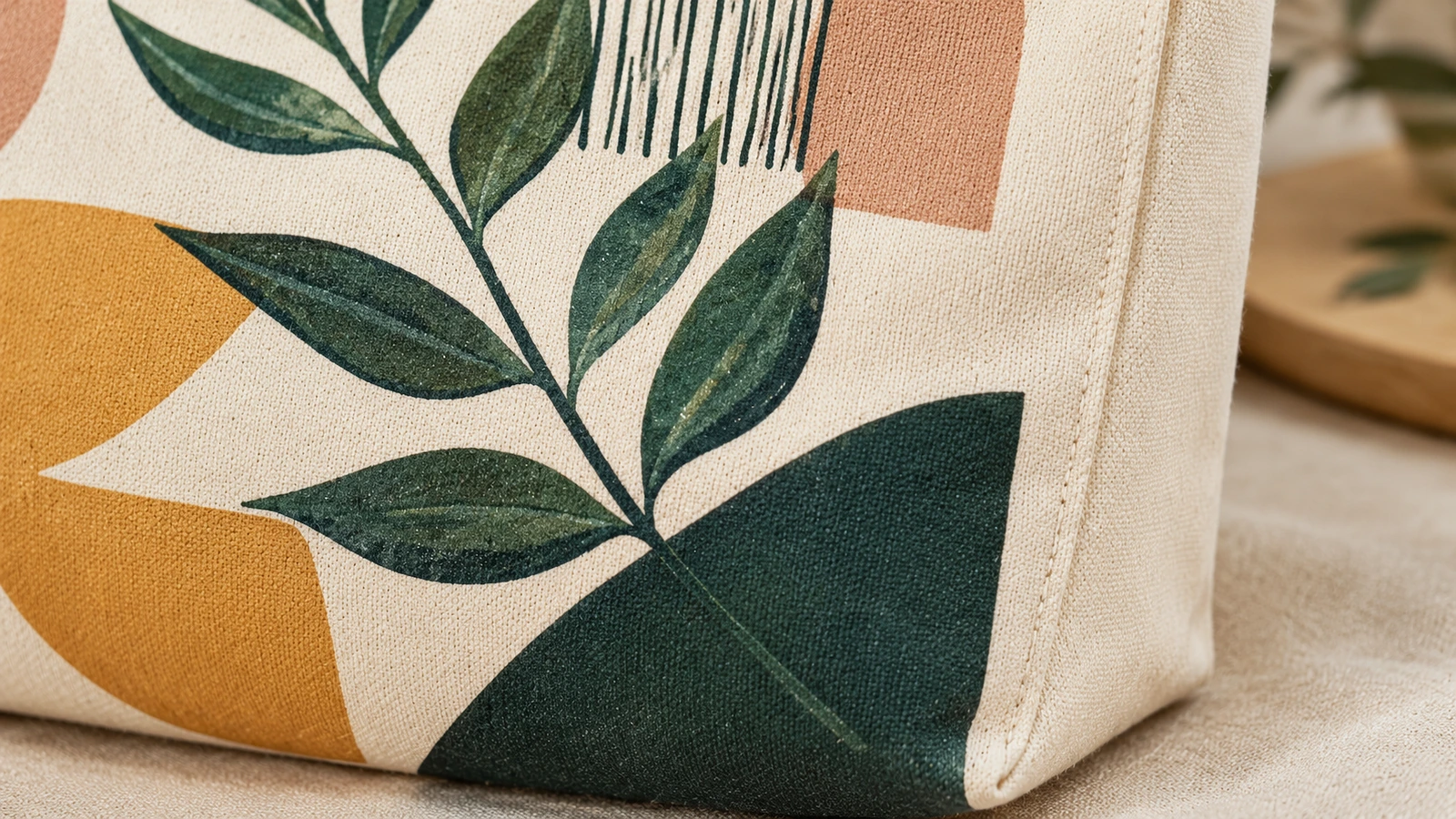 Nahaufnahme einer bedruckten Canvas-Tragetasche mit Blattmotiv und genähtem Seitenzwickel