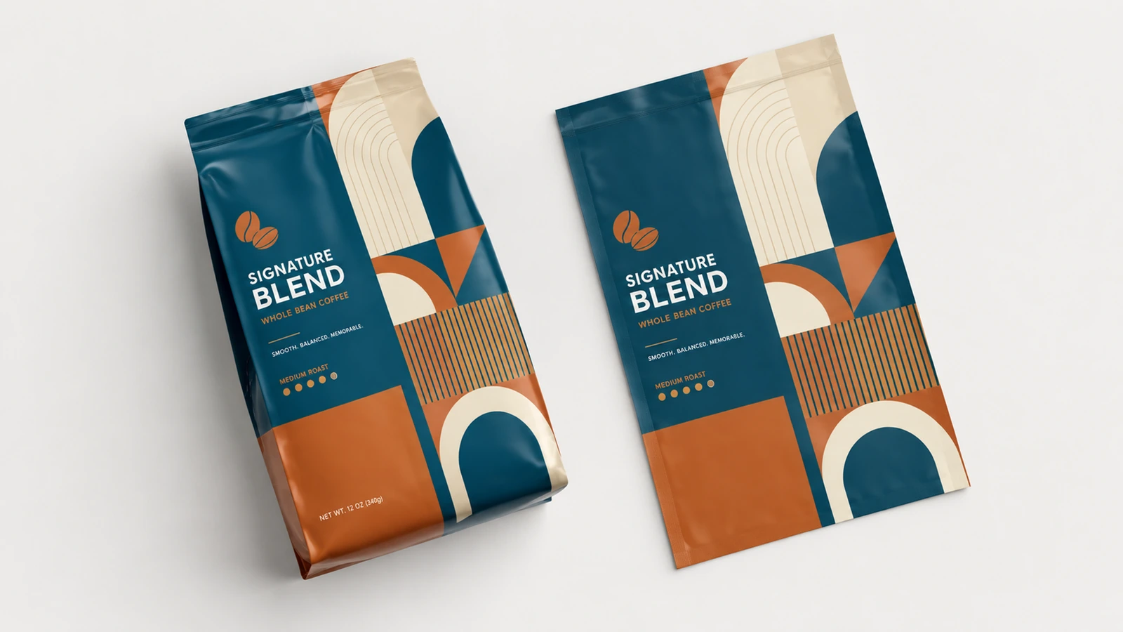 Zwei Kaffeebeutel-Muster mit passender türkisfarbener, oranger und cremefarbener Grafik