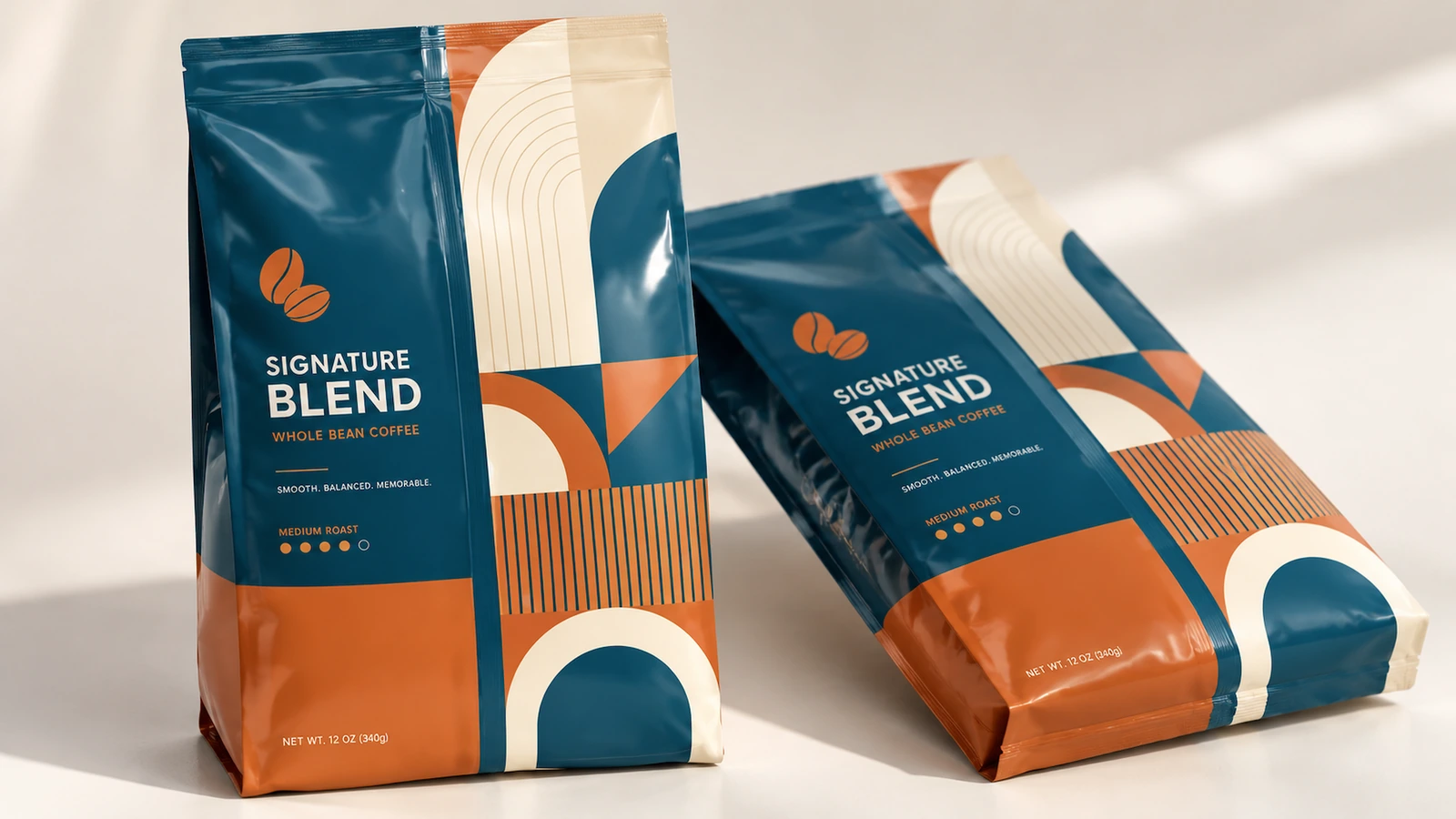 Ein aufrecht und ein liegend stehender Kaffeebeutel mit türkisfarbener und oranger Grafik