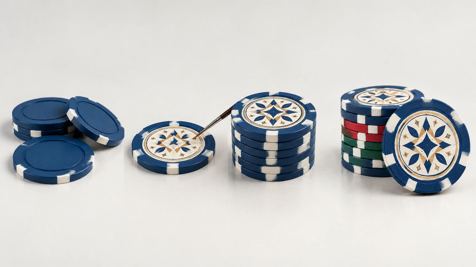Einfarbig blaue Chips neben Chips mit geometrischem Design und mehrfarbigen Stapeln