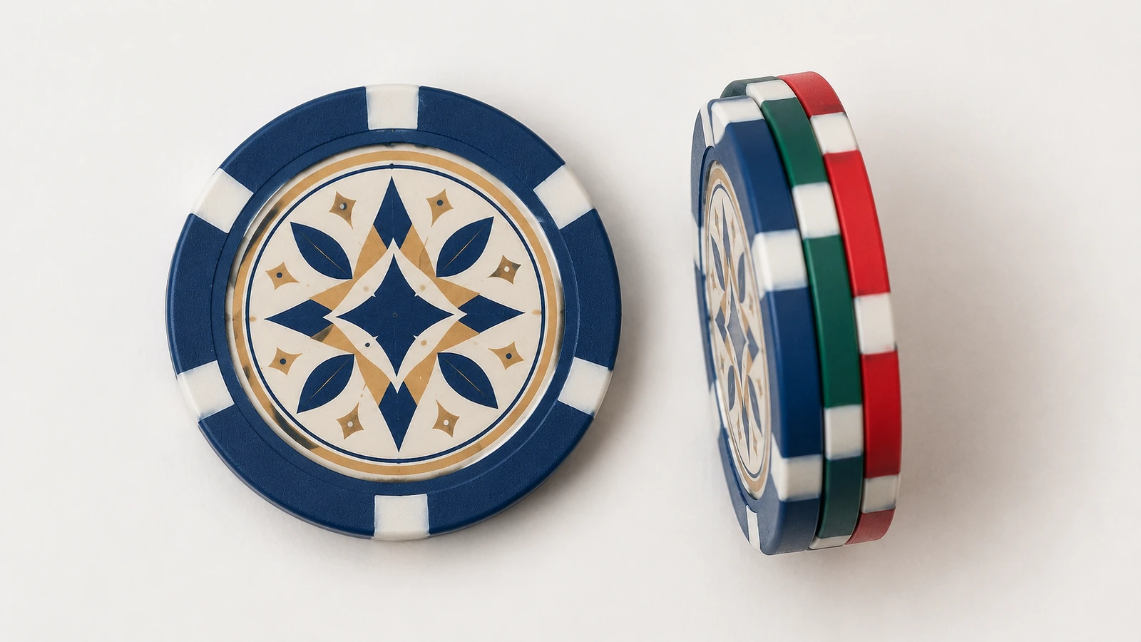 Poker-Chips mit geometrischem Design in Vorder- und Seitenansicht mit blauen, grünen und roten Edge-Farben