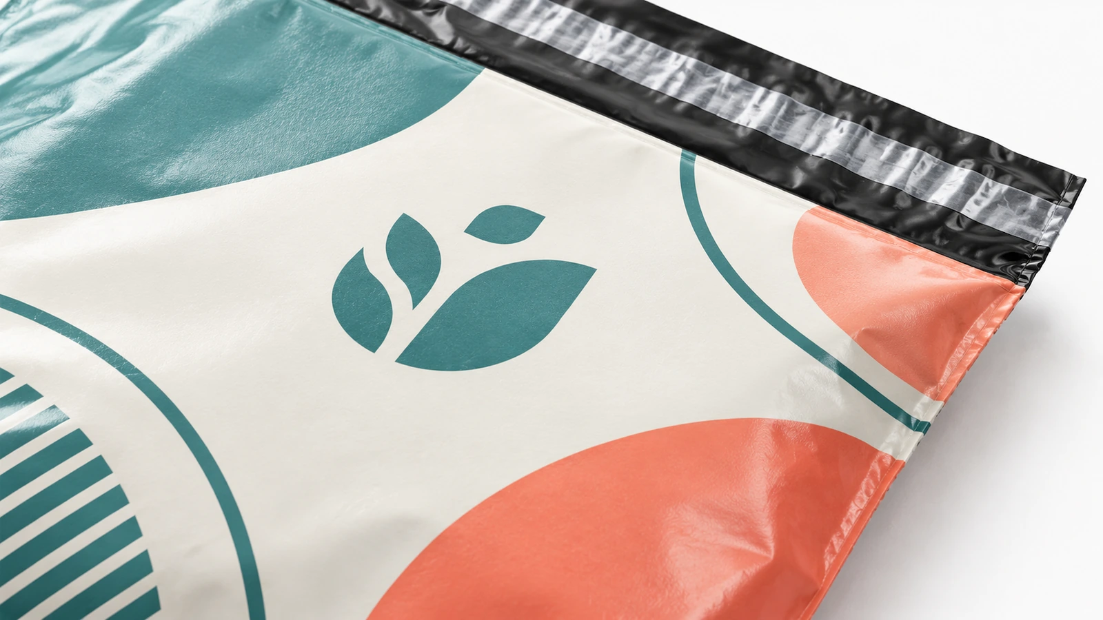 Nahaufnahme-Illustration einer bedruckten Versandtasche mit schwarzem Verschlussstreifen oben