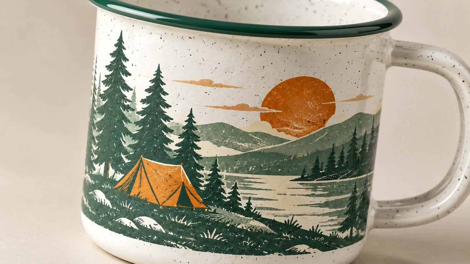 Dekor und Randdetail des Campingbechers Nahaufnahme einer Campingszene, grüner Rand und gesprenkelter Becherhenkel