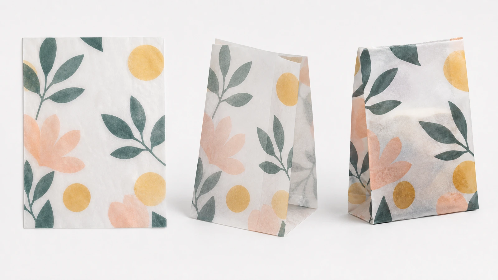 Drei mit Blumenmuster bedruckte Papiertaschen, aufrecht aus verschiedenen Blickwinkeln