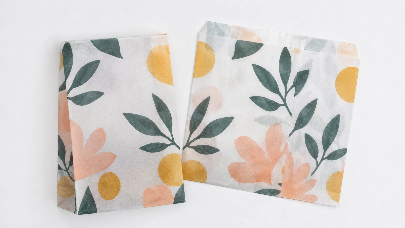 Zwei mit Blumenmuster bedruckte Papiertaschen, Vorder- und Rückseite zu sehen