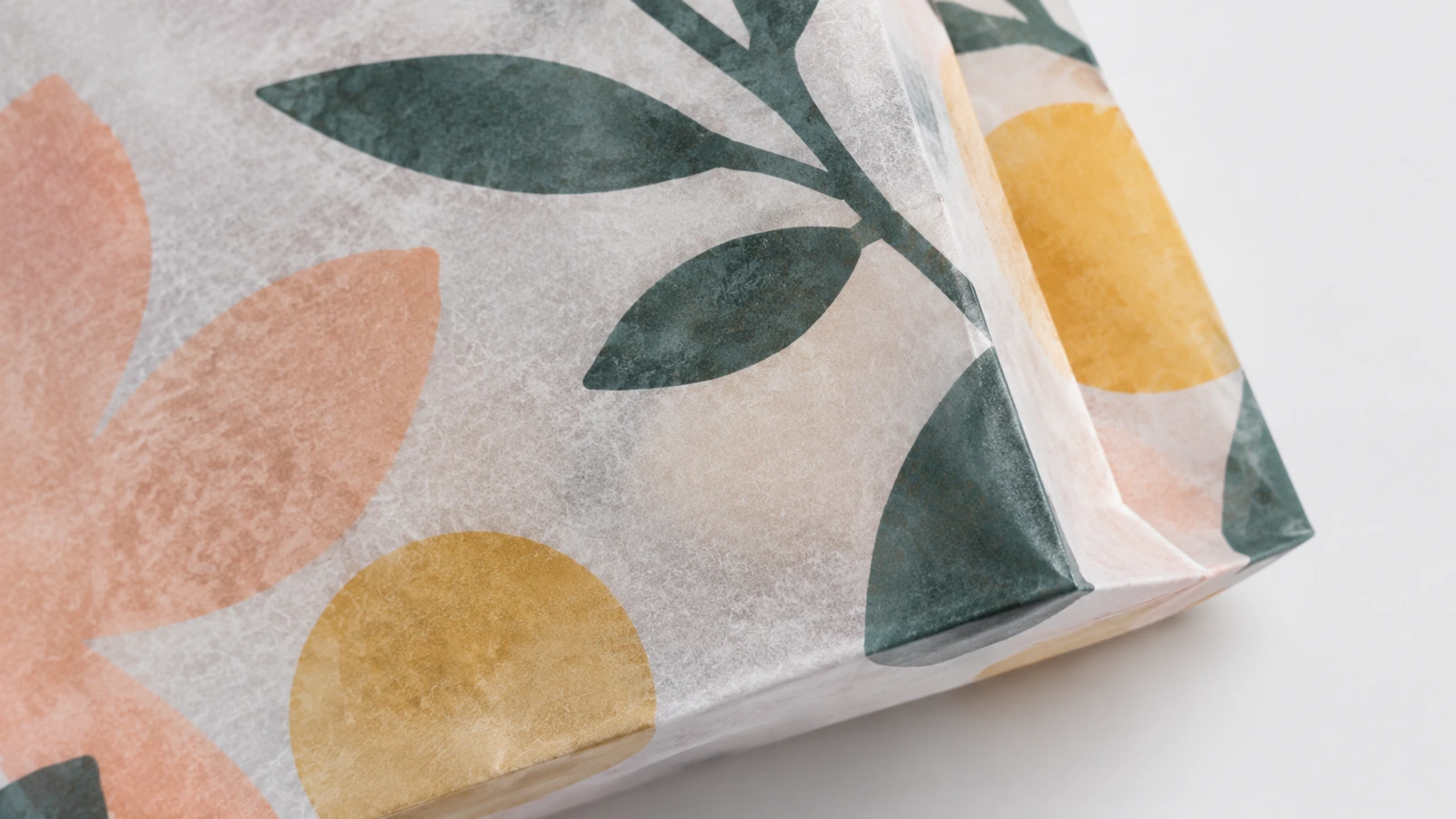 Nahaufnahme von blumenbedrucktem Papier und einer umgeschlagenen Bodenecke