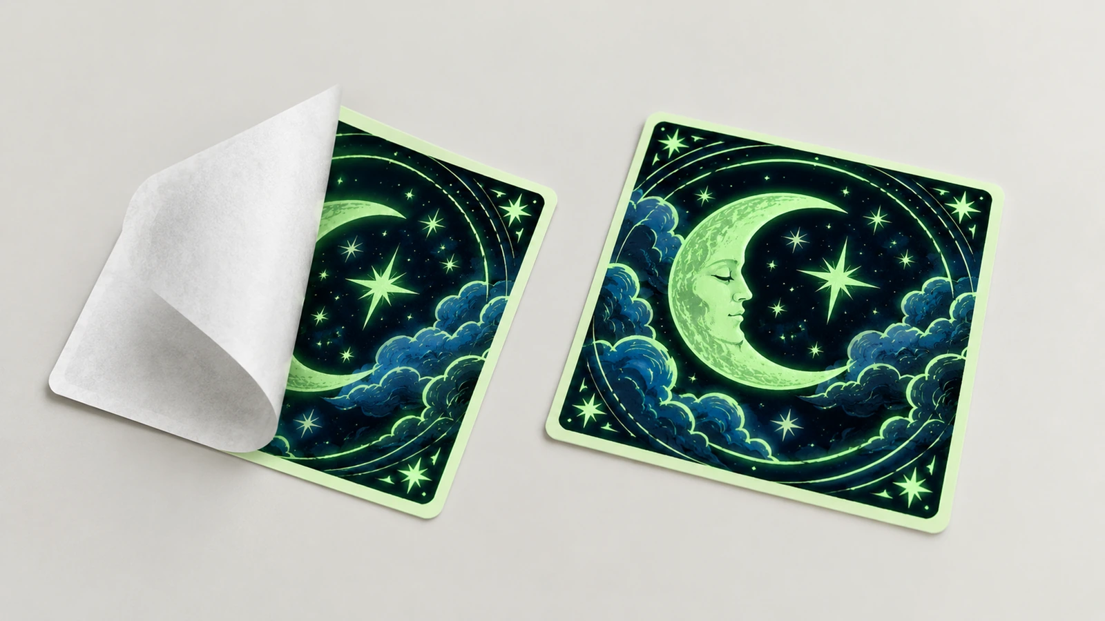 Mond-Sticker und abgezogenes Trägerpapier Zwei quadratische Mond-und-Sterne-Sticker, einer mit teilweise abgezogenem weißem Trägerpapier