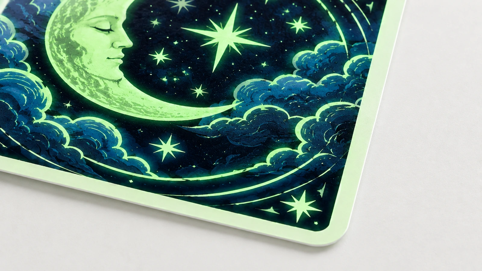 Detailansicht des Mond-und-Sterne-Stickers Nahaufnahme eines grünen Halbmonds, von Sternen und Wolken auf einem quadratischen Sticker mit abgerundeten Ecken