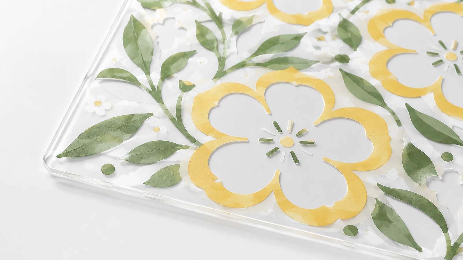 Nahaufnahme eines gelb-grünen Blumenmusters auf einem transparenten Bogen