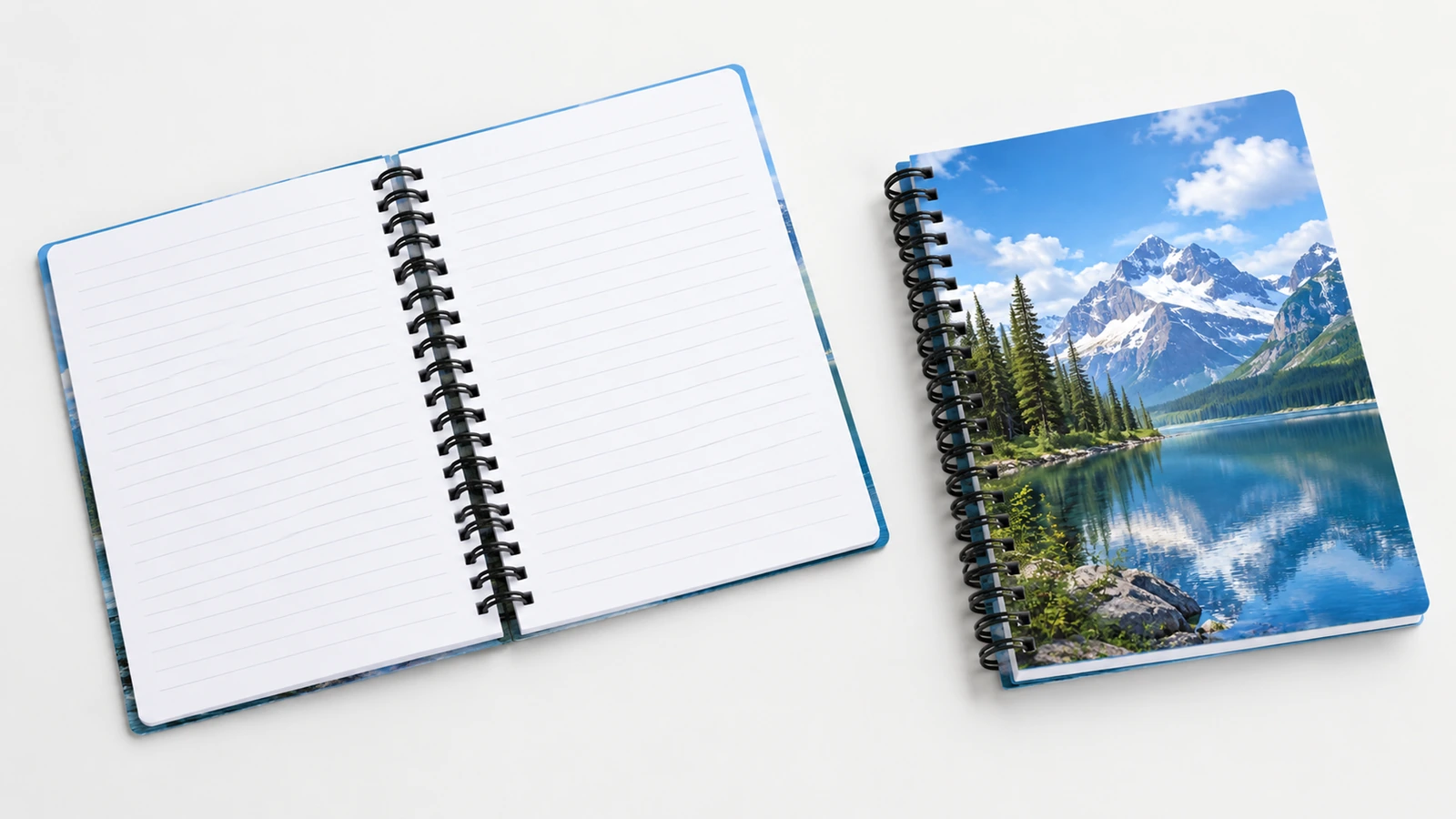 Illustrative Darstellung eines aufgeschlagenen liniierten Notizbuchs neben einem geschlossenen Notizbuch im Lake-Design auf einer weißen Oberfläche