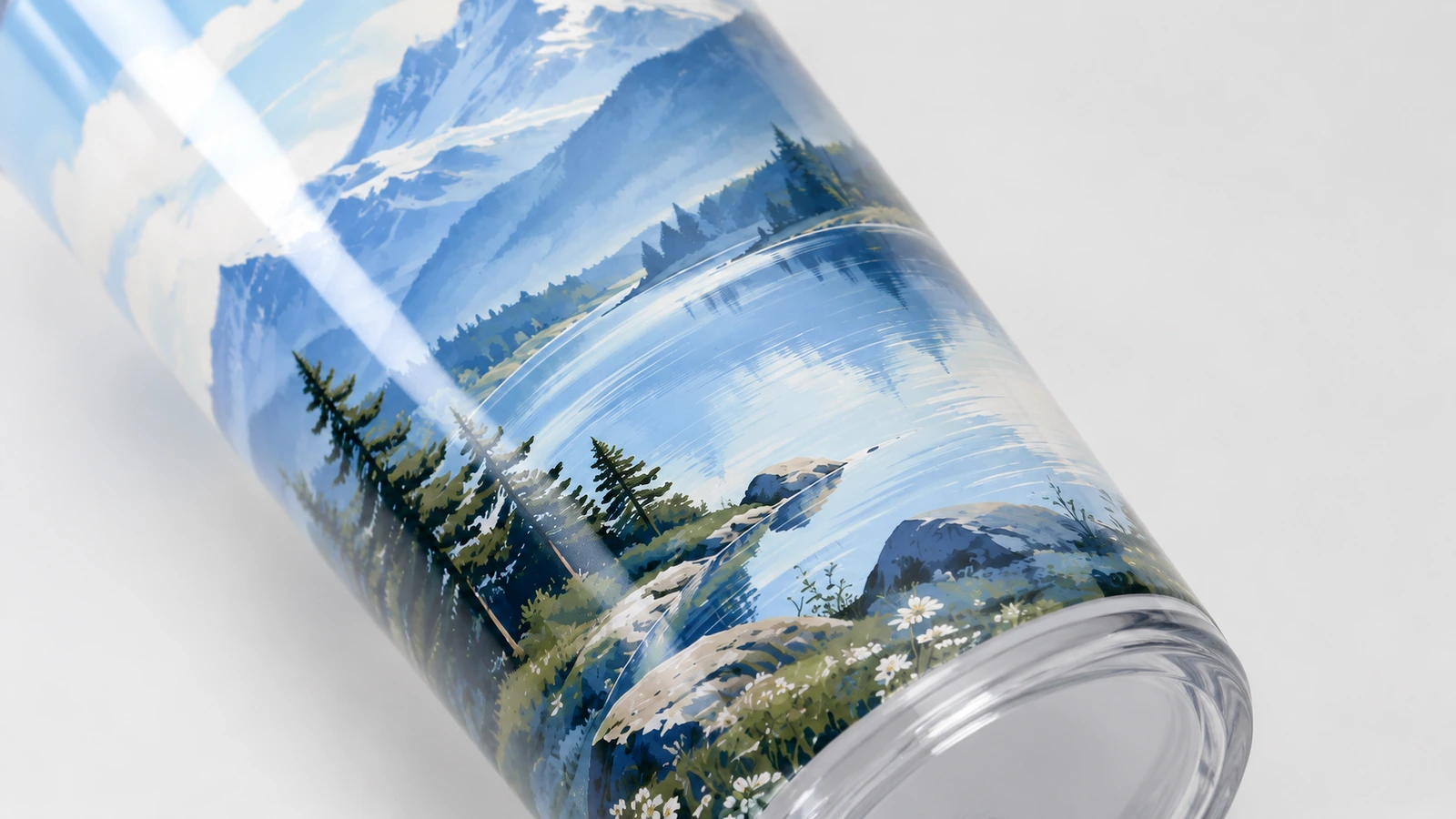 Nahaufnahme von Berg- und Seemotiven auf einem Tumbler mit transparenter Wand