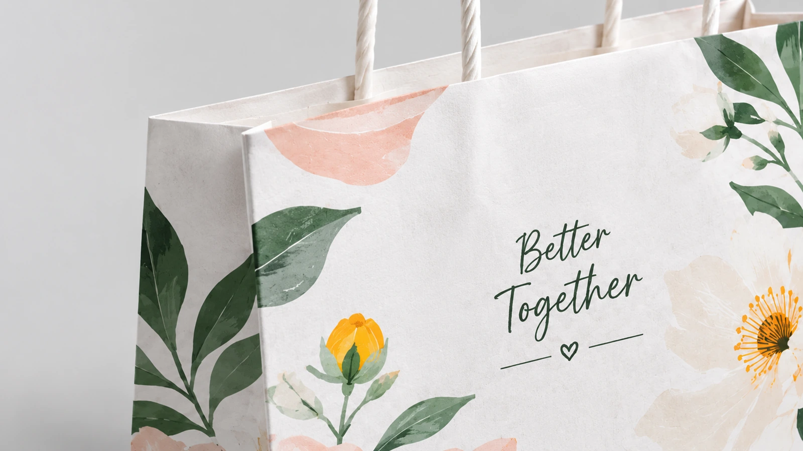 Nahaufnahme des Blumendrucks, der Aufschrift „Better Together“ und der gedrehten Papiergriffe
